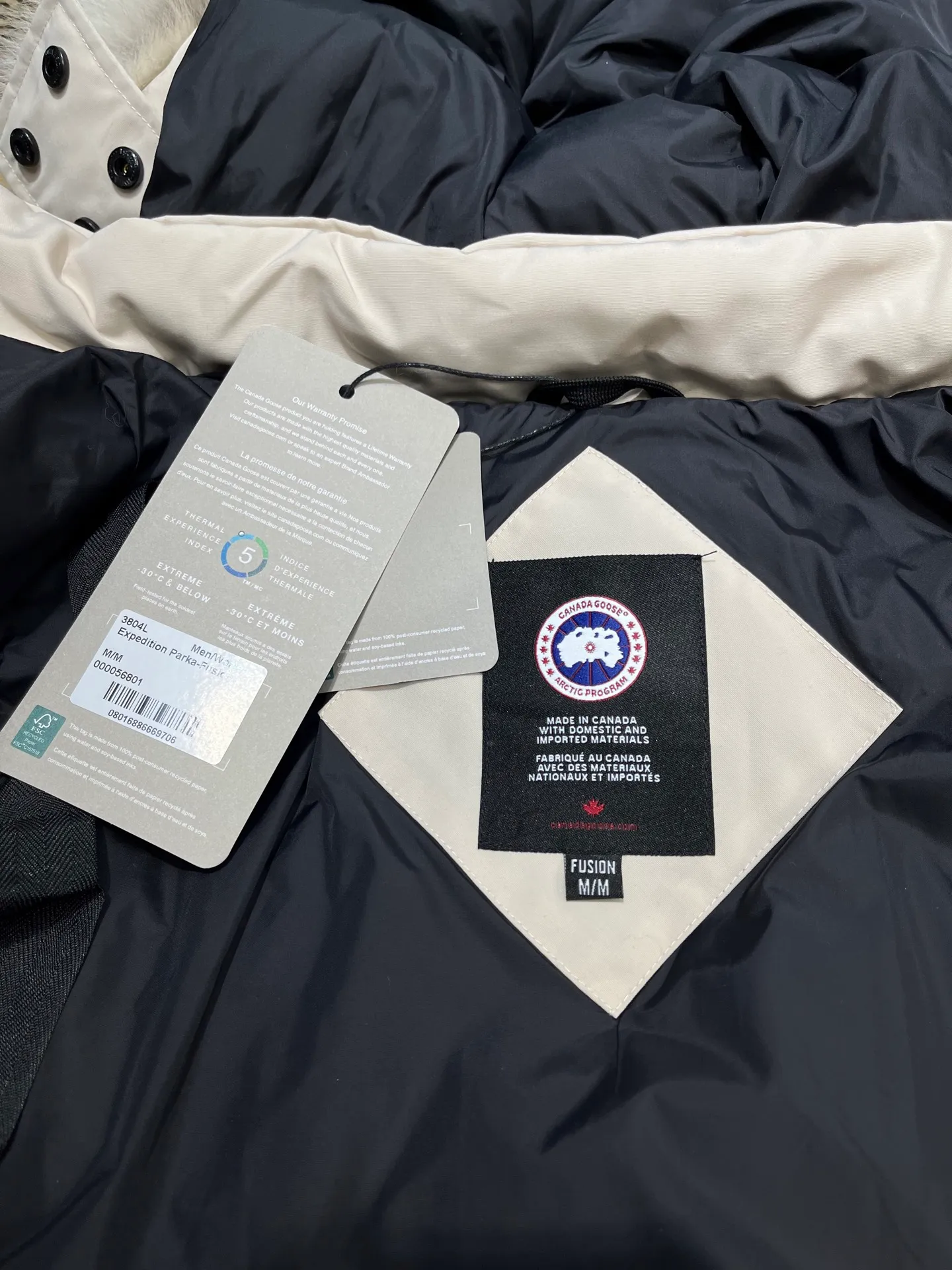 P860 Canada Goose Canada # Expedition04 Parker, a treasure of Canadian origin! Limited supply worldwide! Canada Goose Model 04 is a top-notch couple model, polar cold-proof outdoor series fur collar detachable hooded parka down jacket, the first Goose in 2024. I hope my partners like the top quality, and I hope everyone can evaluate it together! The most popular cool items of the Big Goose family in 2024 are online. The same popular product of Yi Yang Qianxi is said to be a joint limited edition Big Goose that cannot be bought in autumn and winter. If you dislike the sameness of the Big Goose in the past, then this model will definitely give you a different experience! This year's most powerful couple's collection for autumn and winter is online, a top-notch luxurious ready-to-wear style, paired with an outdoor warm down jacket with great style and charm! The most standard and classic items of the Daye family in the past two years are equipped with unique reflective stripes for embellishment, which further shows the high-end fashion performance effect. With the embellishment of hardware buckles, it has excellent performance effect. The upper body is clean, simple and elegant, even for urban leisure. It is suitable for various occasions. Designed with large pockets, this model has a large capacity and is equipped with reflective stripes, making it safer at night. It is suitable for various adventure activities. It is made of windproof and waterproof technical materials. The interior is filled with full white duck down, which is absolutely cold-proof and warm. It also has a stand-up collar design and fine fluff at the collar, with meticulous attention to detail! The charm of this model is also more spiritual, and the upper body has more temperament and specifications. It perfectly shows the ultra-high standard of fashionable performance of this model, integrating outdoor and life, and you can even create high-street wear! The most pinnacle limited-edition goose that we have presented so far, both in terms of design and detailed materials, it is completely outstanding. The grand and evergreen version design is matched with cool reflective elements. The overall appearance can be said to be quite high, and it has that kind of powerful outdoor performance! It combines high-end casual attributes with high-street style. It is high-grade, domineering, warm, and beautiful. The visibility of the upper body is quite strong, and the configuration of the owl element is highly brand-recognizable. It fully complements the overall brand performance and visual effects, and also has the high-end sense of fashion and fashionable performance. It is a must-buy product because it is the most awesome down brand on the planet and one of Canada's three national treasure brands. It is also a sentimental down luxury brand. In the field of polar cold-proof clothing, Goose has made an irreplaceable contribution... Size: xs s m l xl